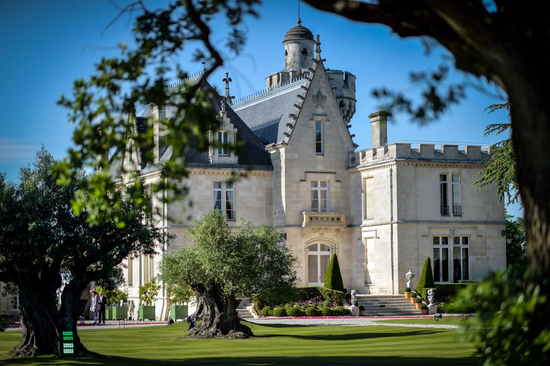 A luxurious hotel in the heart of Graves Vineyards. A great escape